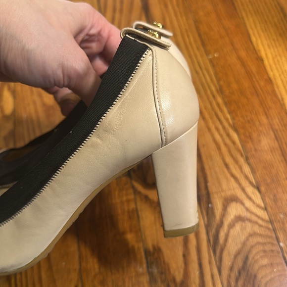 STUART WEITZMAN Cream and Black Elastic Trim Easily Round Pump, 6.5 - Picture 3 of 10